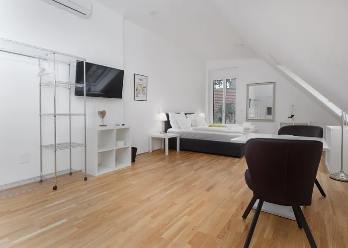 Next To Schoenbrunnpalace Close To Public Transport - Myschoenbrunn *